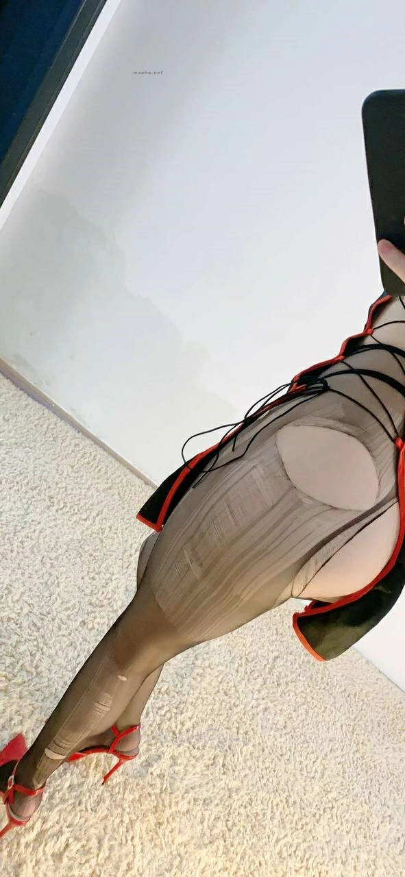 俏妞qiaoniuTT – 短款旗袍黑丝【9P】